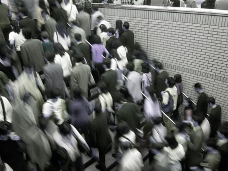 駅の階段の雑踏